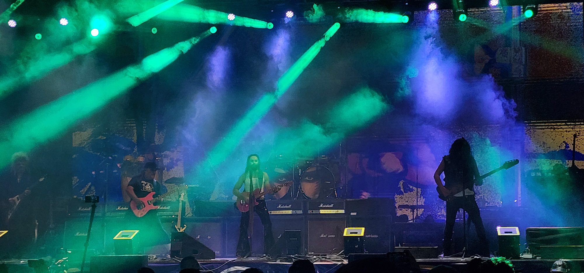 Escenario con humo, luces y estructura escenográfica