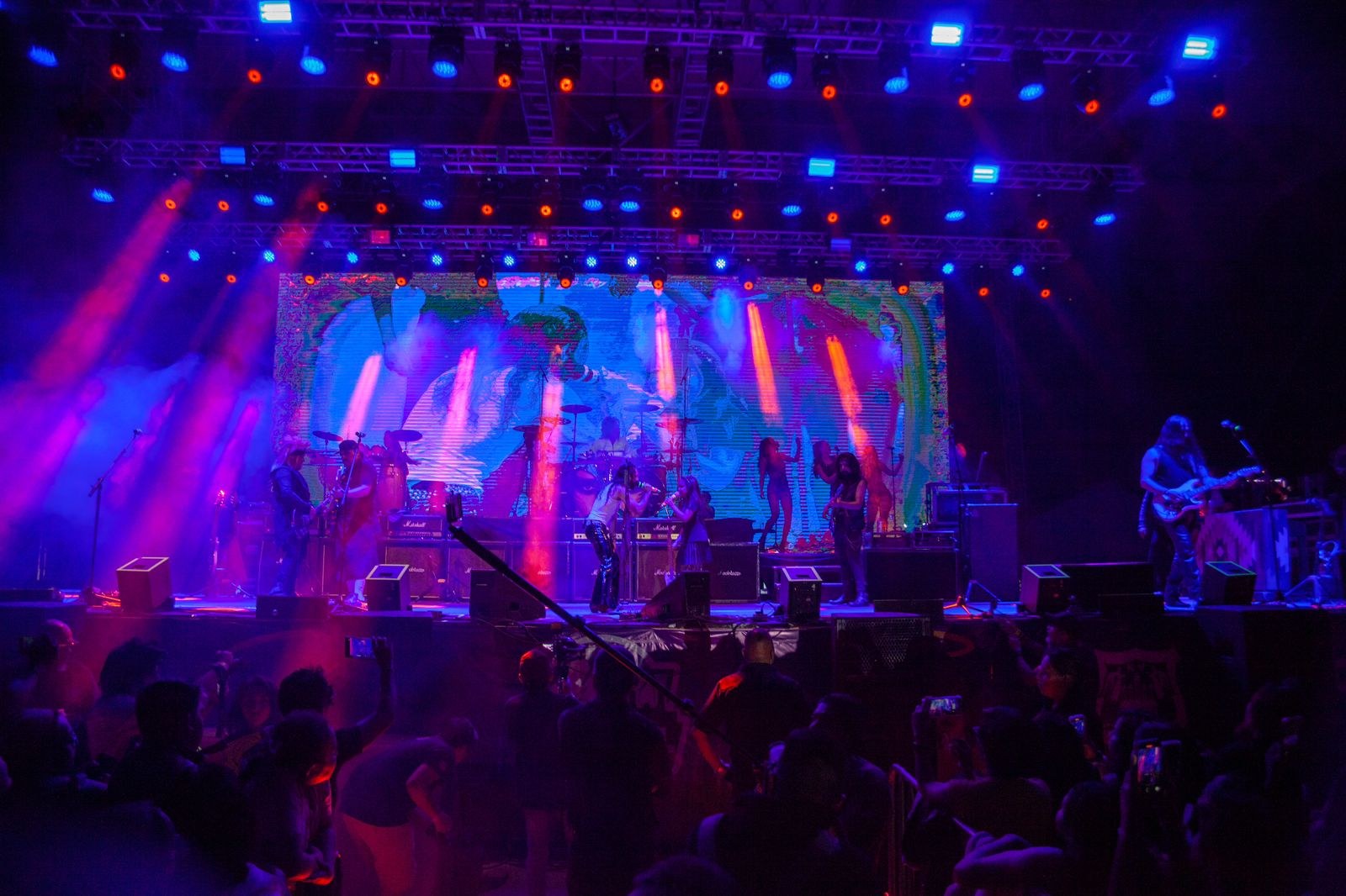 Concierto con pantallas LED, humo y iluminación en color