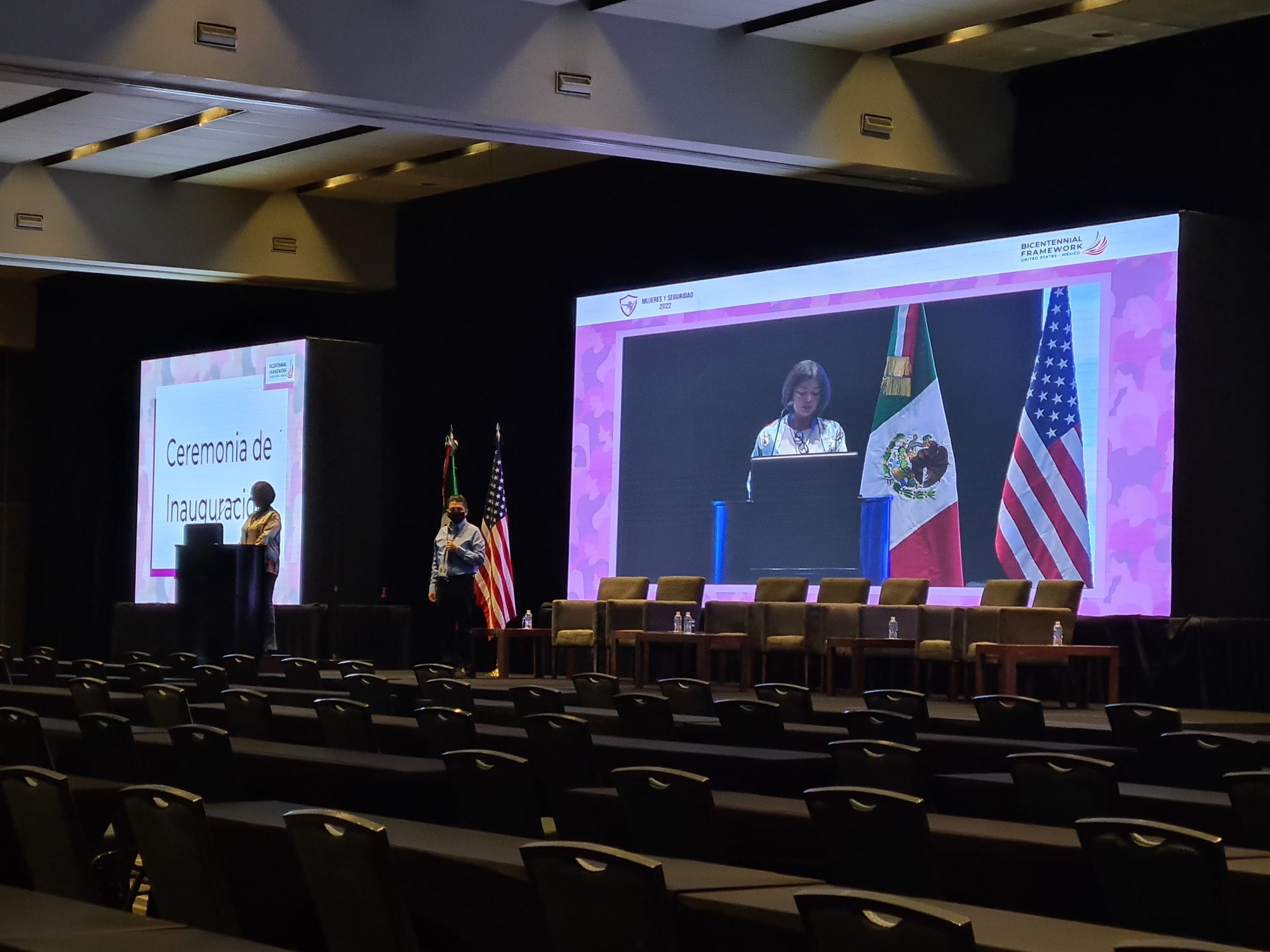 Conferencia oficial con banderas y pantalla principal