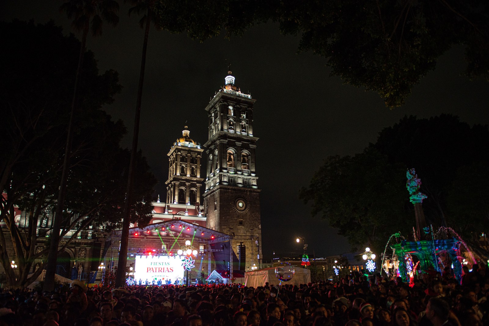 Fiestas Patrias frente a la catedral, con escenario y público