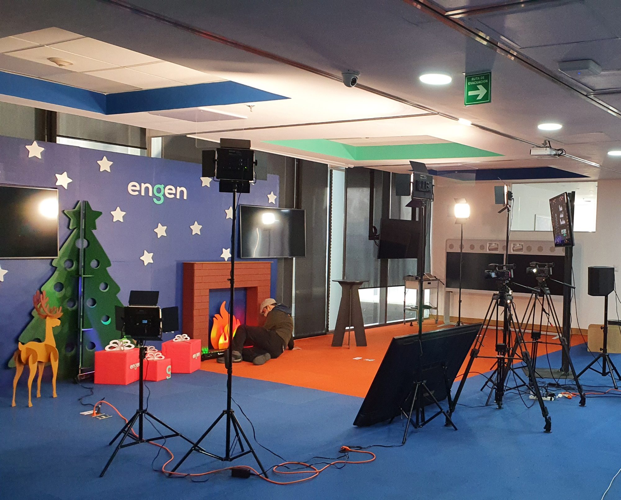 Montaje de producción audiovisual en arena con pantallas LED, truss, line array e iluminación