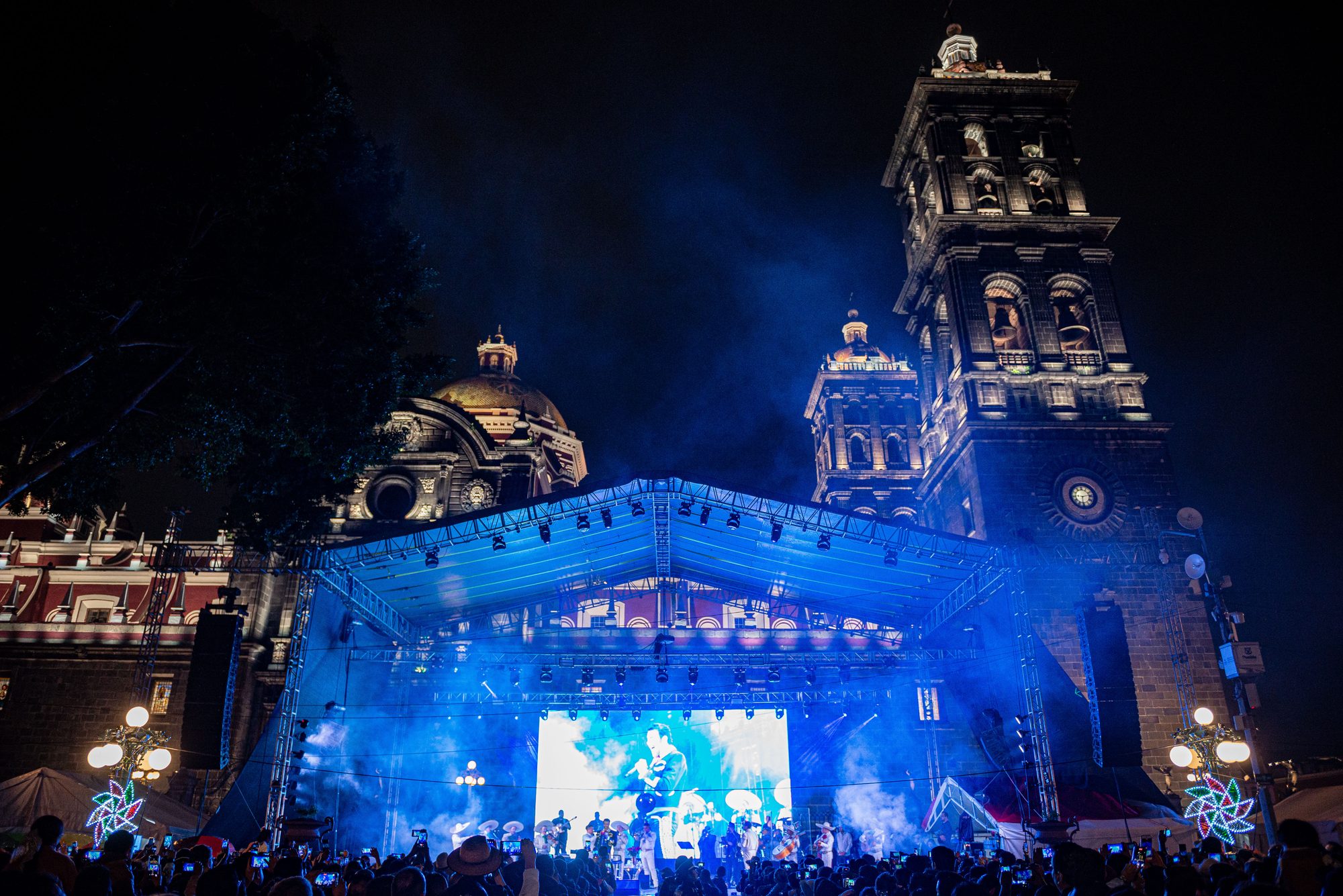 Palacio Municipal de Puebla iluminado durante un evento nocturno